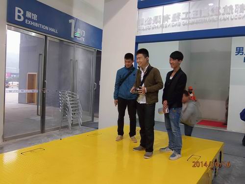 星空体育·（中国）官方网站参展2014绵阳科博会-观众对全向移动平台表现了浓厚的兴趣.jpg