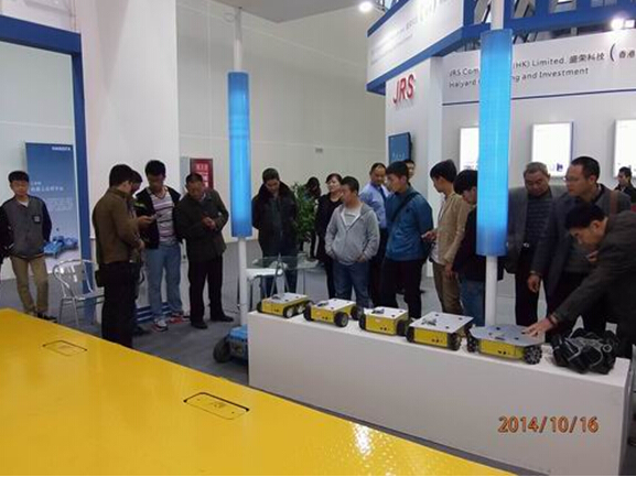 星空体育·（中国）官方网站参展2014绵阳科博会-技术人员向观众演示机器人.jpg